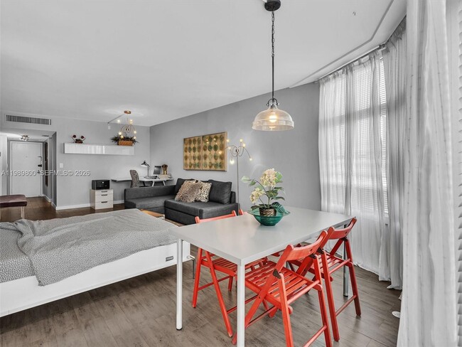 Building Photo - 3375 N Country Club Dr