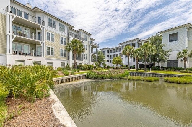 Building Photo - 10 Marina Dr