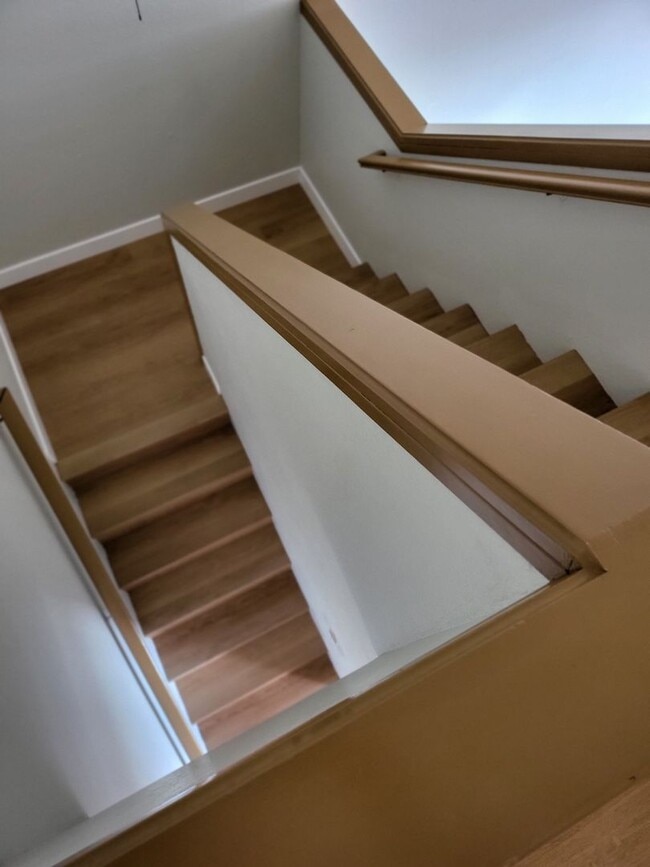 Building Photo - Recently Upgraded Townhouse in the Hills o...