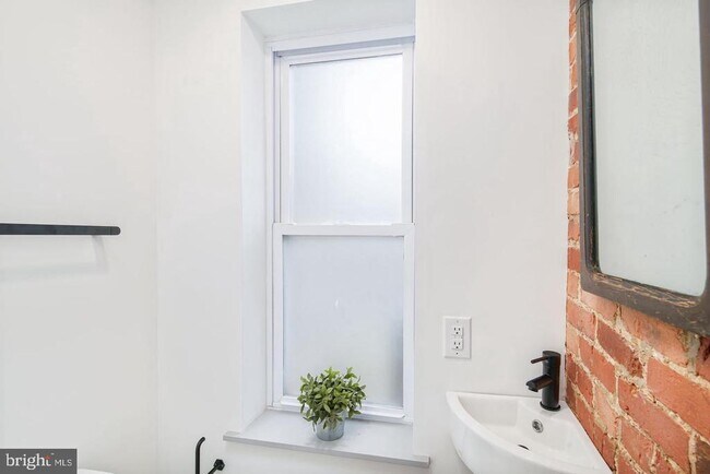 Building Photo - 320 Iona Ave