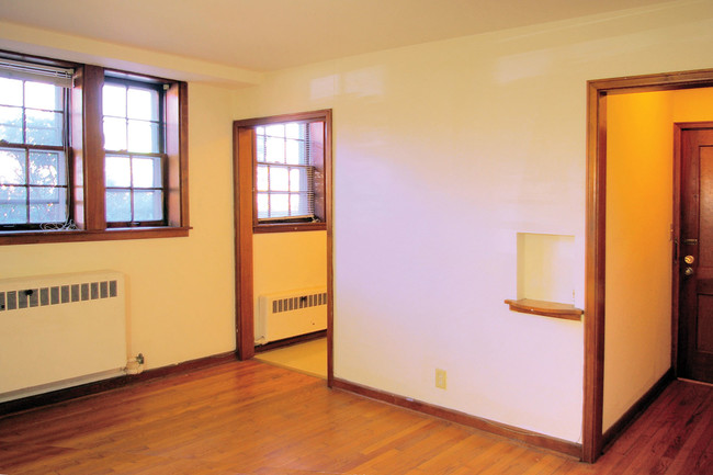 Hedvin House - Living Room - Apt 2, Garden Level - Hedvin House