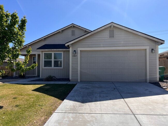 Primary Photo - Large 4 bedroom home located in Green Vall...