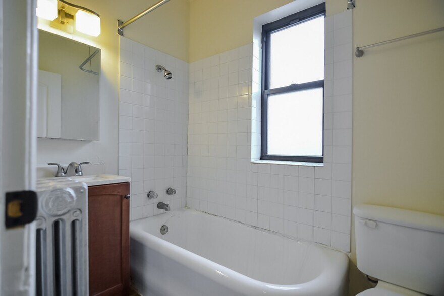Building Photo - 4617 N Paulina St