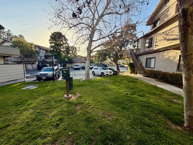 Building Photo - Light-filled, two-story 3-bedroom, 2.5-bath condo in the heart of Thousand Oaks!