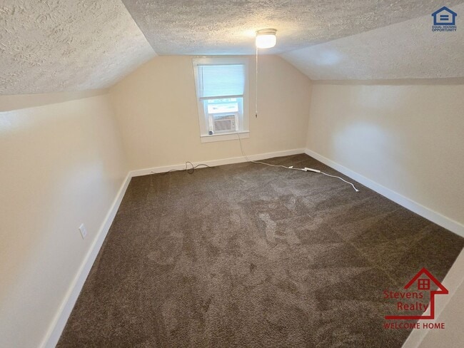 Building Photo - 1364 Crescent Dr