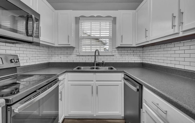 Building Photo - Adorable 3BD/2BA home in Murfreesboro with deck & attached garage!