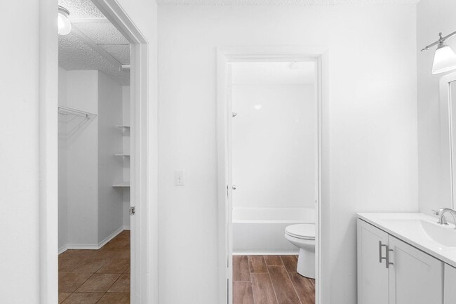Building Photo - Beautiful Newly Renovated 2 Bedroom 2 Bath...