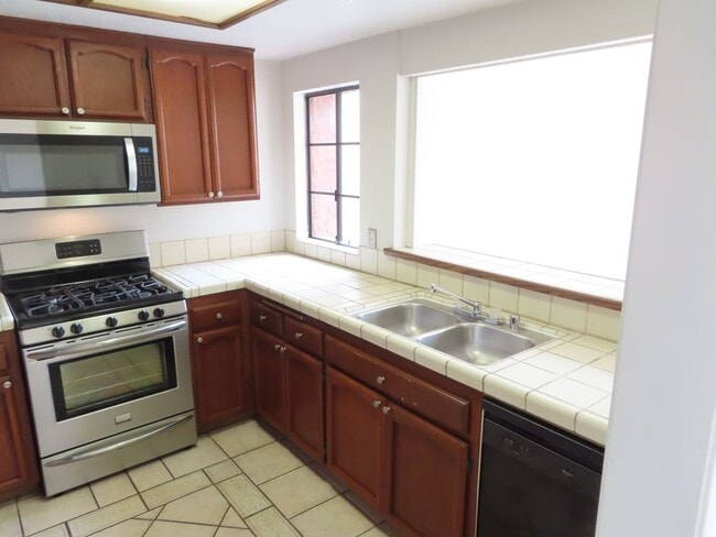 Building Photo - Three Bedroom Townhome with Two-Car Garage