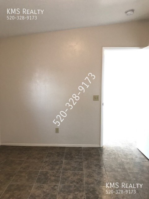 Building Photo - 4 bedroom 2 baths Town house - Drexel Road...