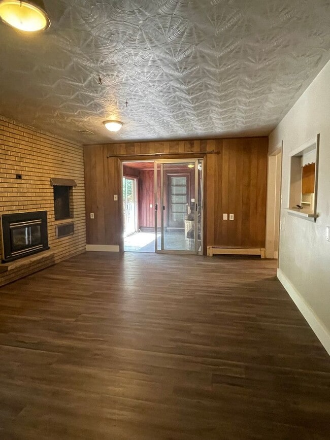 Building Photo - STUDENTS WELCOME! Sprawling Ranch Style 3 Bedroom 3 Bath Home w/ finished basement in Midtown For...