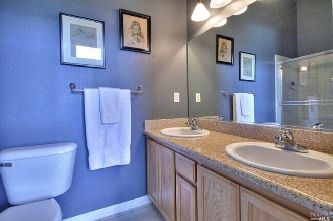 Building Photo - Modern 2BR/2.5BA Condo with Ensuite Bathro...