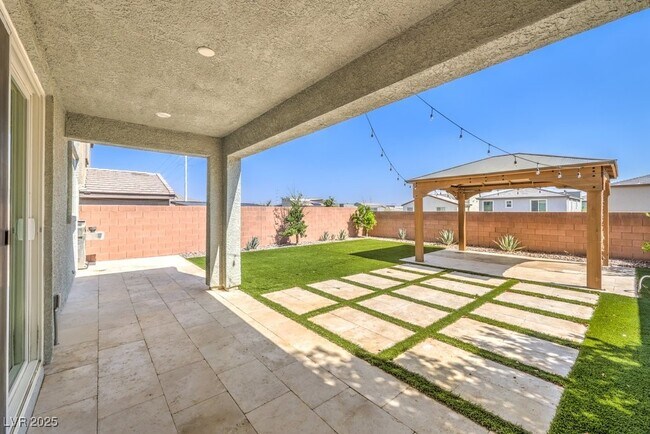 Building Photo - 10783 Searchers Ave