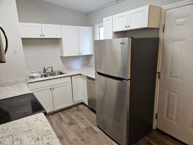 Building Photo - Renovated Marietta Bungalow