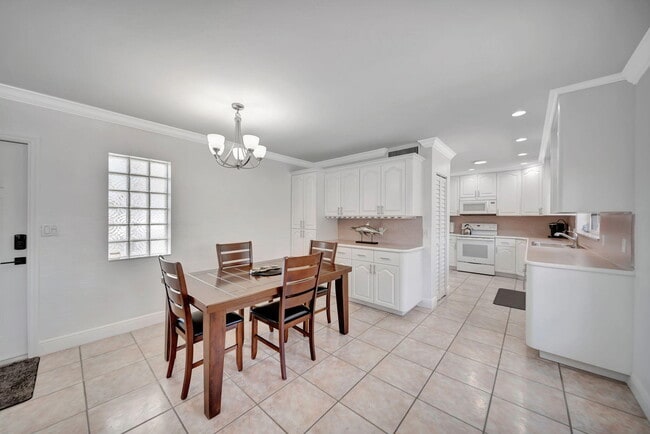 Building Photo - 2724 NE 14th St