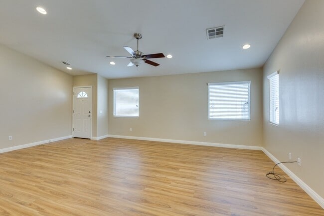 Building Photo - Single story 3 bedroom home in a lovely NW community