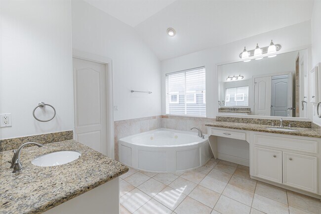 Building Photo - 702 Asbury St