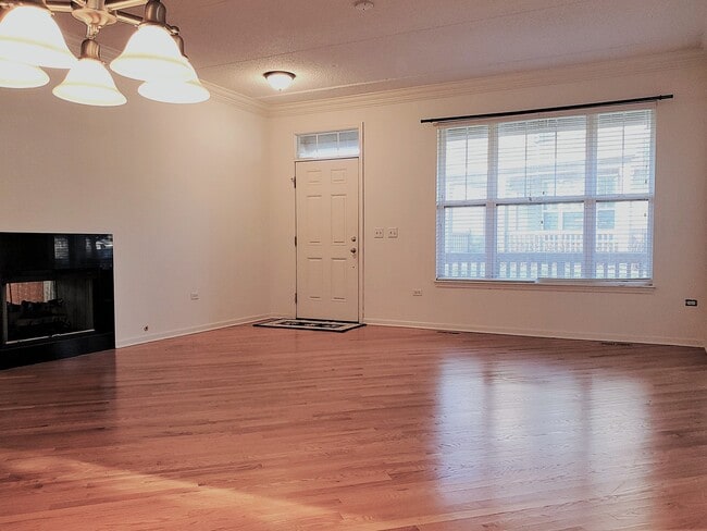 Building Photo - 1914 Crenshaw Cir