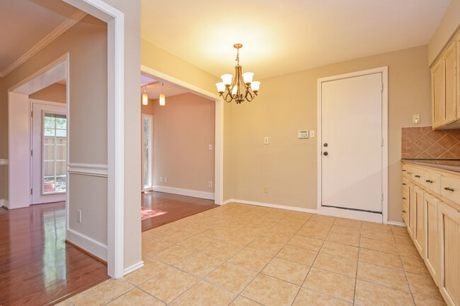 Building Photo - 3 Bedroom Townhouse - Northwest Hills