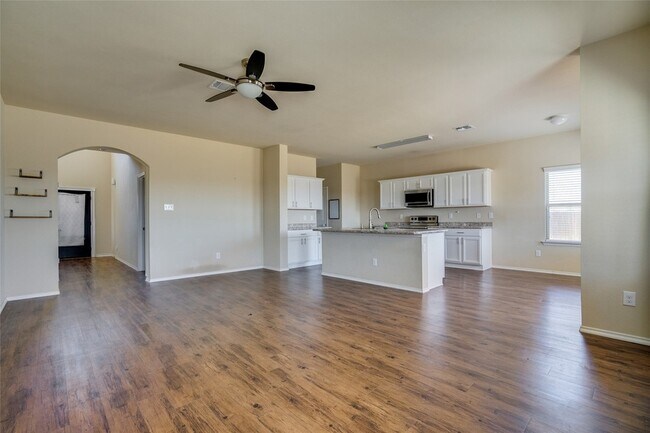 Building Photo - 301 Plum Dr