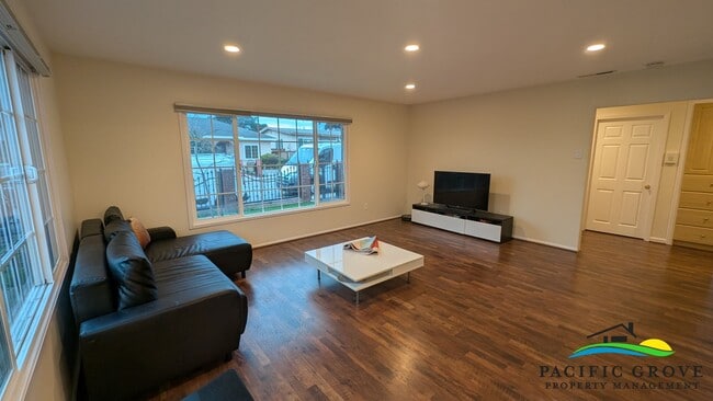 Building Photo - Bright and Roomy 2 Bedroom 2 Bathroom Home