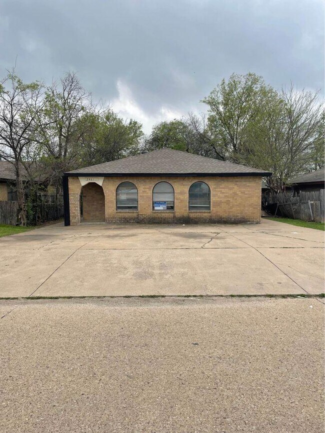 Building Photo - 2463 Fort Worth St