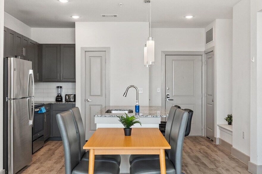 Building Photo - 12100 1/2 Ferrystone Glen Dr