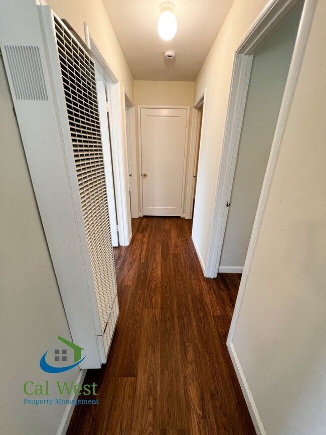 Building Photo - $2,595 - Darling 2 Bedroom 1 Bathroom Dupl...