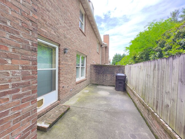 Building Photo - Knoxville 37922 - Beautiful 3 bedroom cond...