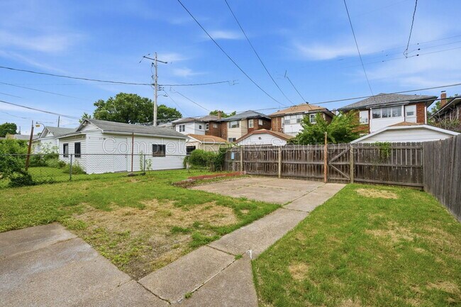 Building Photo - 5055 Lindenwood Ave