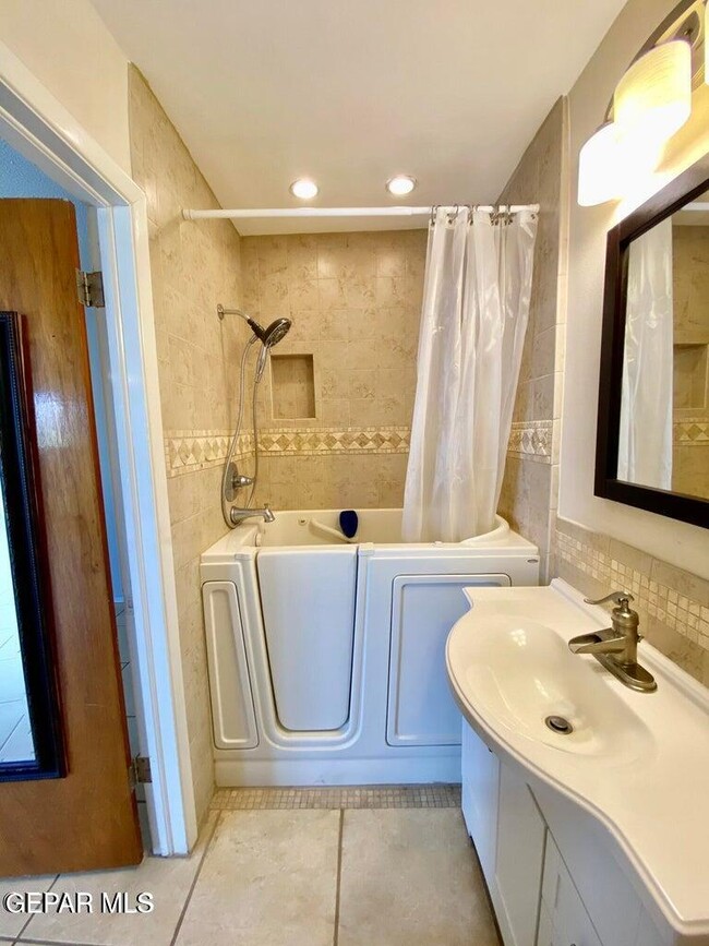 Building Photo - 3213 El Morro Rd