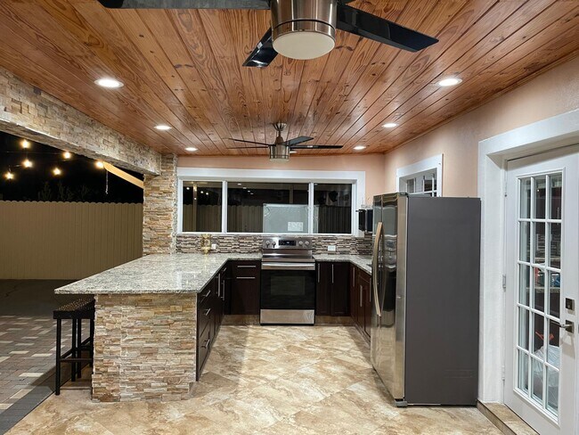 Building Photo - 584 Vossler Ave