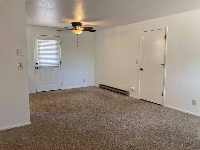 Building Photo - 3 br, 1 bath House - 141 Laguna Ct