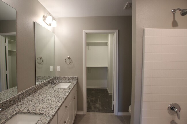 Building Photo - 2 Bedroom 2 Bath Townhome! Whitehouse ISD! Now offering 1/2 OFF FIRST FULL MONTHS RENT!