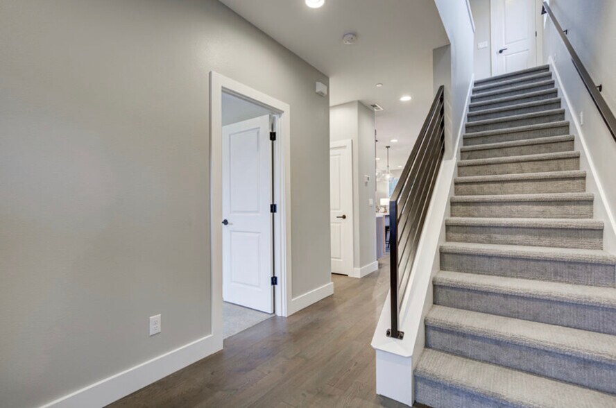 Building Photo - 6049 NE Flanders St