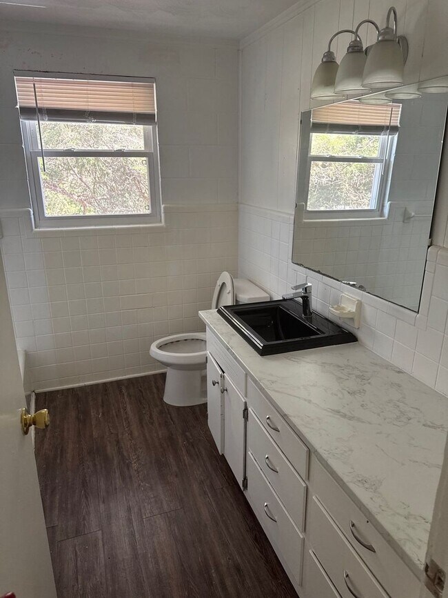 Building Photo - For Rent – $1,100/month | 2 Bed | 1 Bath