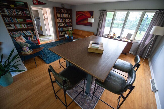 Building Photo - Short Term Rental Family Home