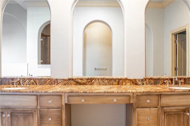 Building Photo - 5106 S Sloan Cir