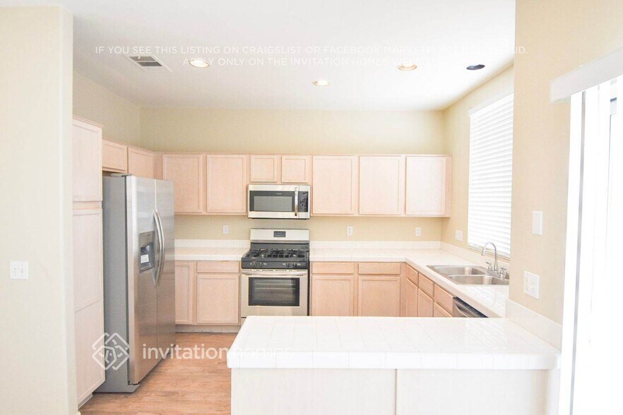 Building Photo - 9590 Friant St