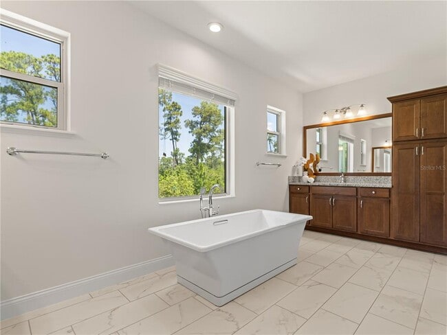 Building Photo - 10414 Royal Cypress Way