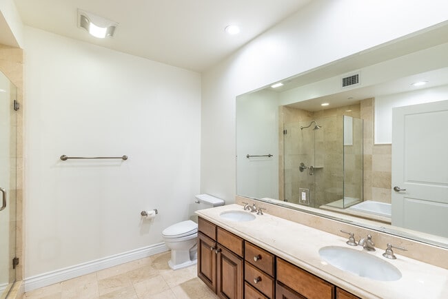 Building Photo - 2347 Fox Hills Dr