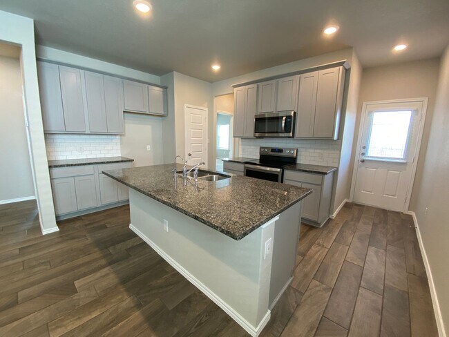 Building Photo - Fabulous 4/2 single story conveniently loc...