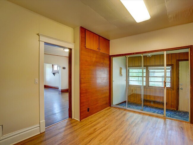 Building Photo - 302 S Shuman St