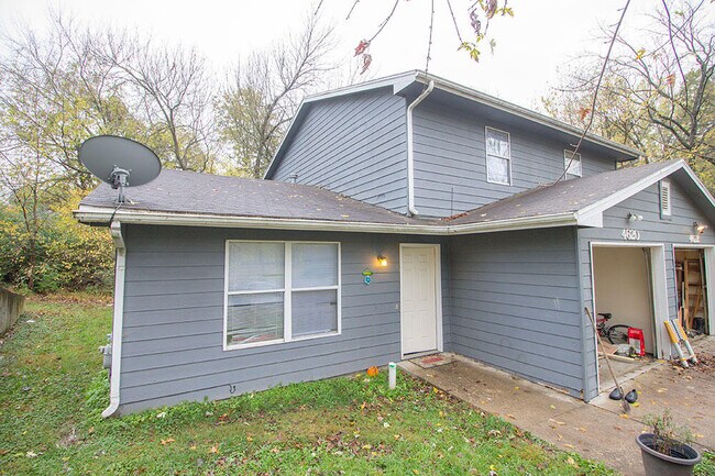 Building Photo - 4620 W Bainbridge Dr