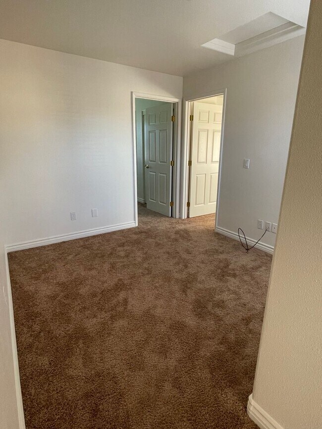 Building Photo - Newly Remodeled Home