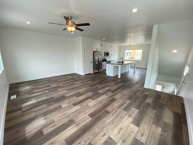 Building Photo - Beautiful Newer Rockwell Ranch Townhome (End Unit)