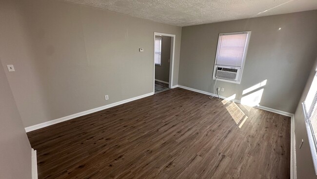 Building Photo - $825 - 2 bedroom/ 1 bathroom - Single Fami...