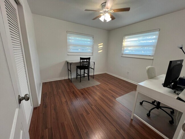 Building Photo - 1877 Meadow Ct