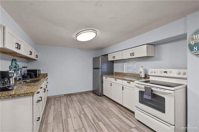Building Photo - 200 W Retama St