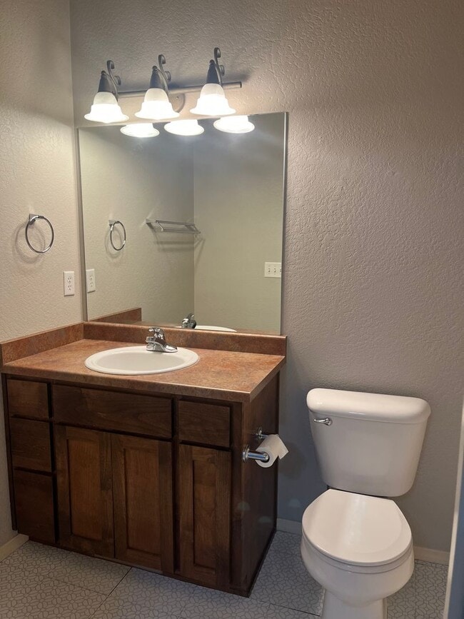 Building Photo - 2 Bedroom 2.5 Bath House