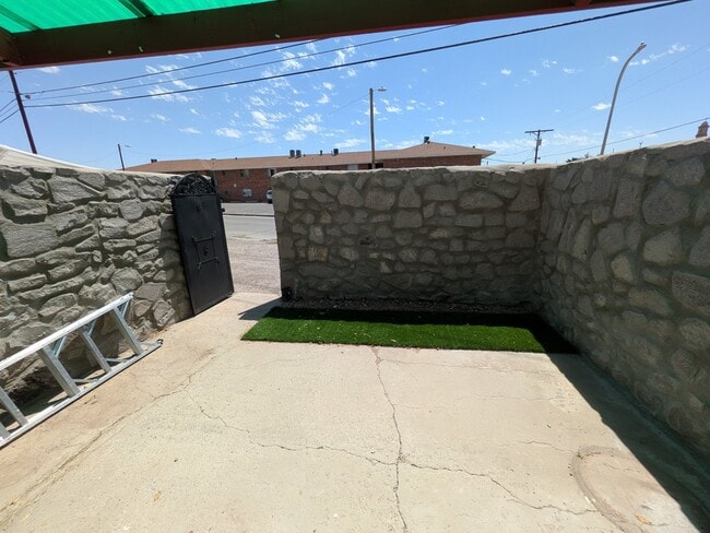 Building Photo - 1491 Alamo St